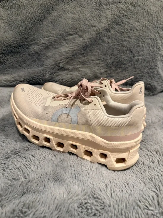 On cloudmonster running shoes - Picture 4 of 7